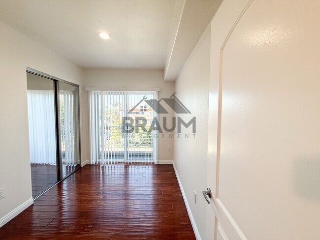 Building Photo - 332 S Virgil Ave