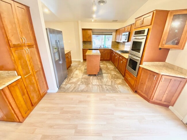Building Photo - SPACIOUS SINGLE-STORY HOME 3 BEDROOM & 3 B...