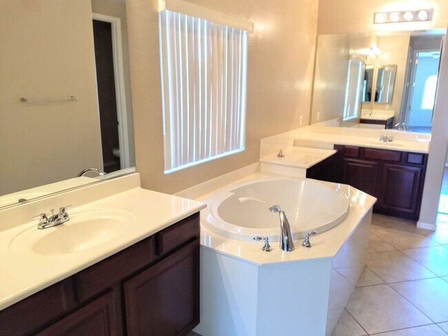 Building Photo - HUGE 5 bedroom, 3 bathroom in Glendale