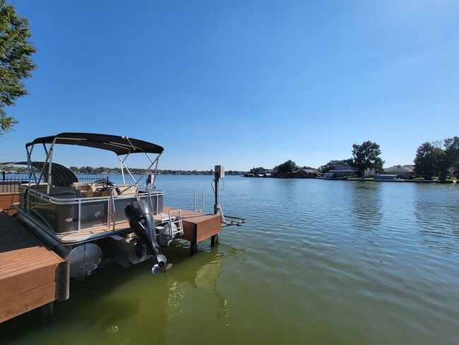 Building Photo - Beautifully designed waterfront property w...