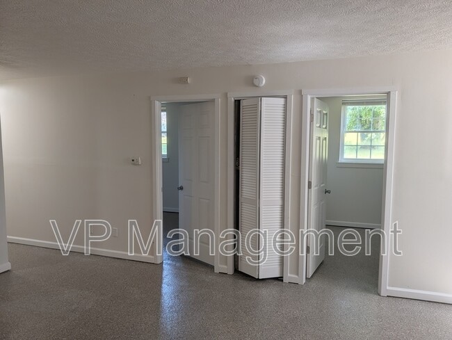 Building Photo - 2218 Emerald Dr