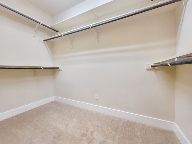 Building Photo - Gorgeous 3 BR/2.5 BA Single-Family Home in...