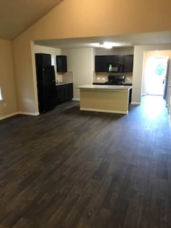 Building Photo - Great 4 Bedroom home with Open floor plan