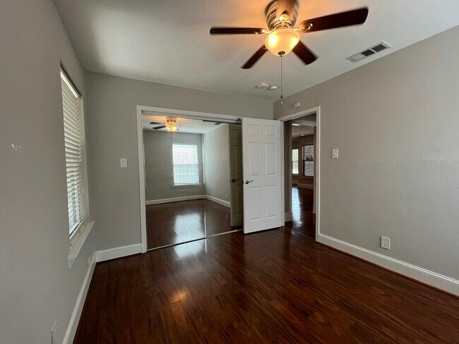 Building Photo - 1313 Casa Vale Dr