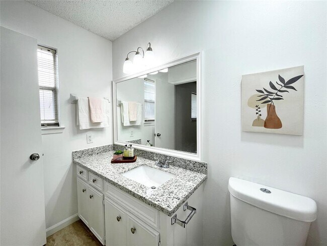 Building Photo - 13897 Hollowgreen Dr