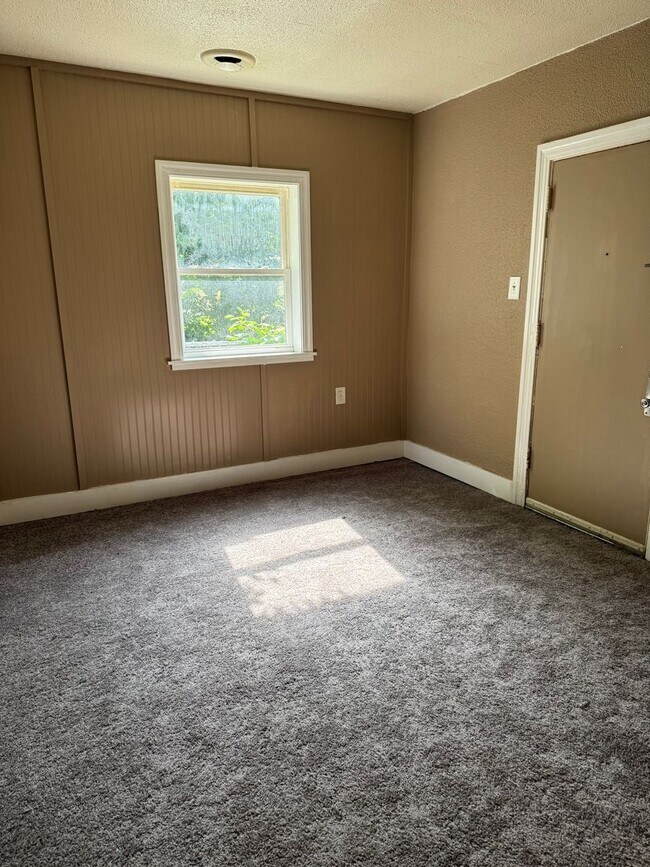 Building Photo - 2 bed 1 bath home, $1050.00 Near Bunn Park