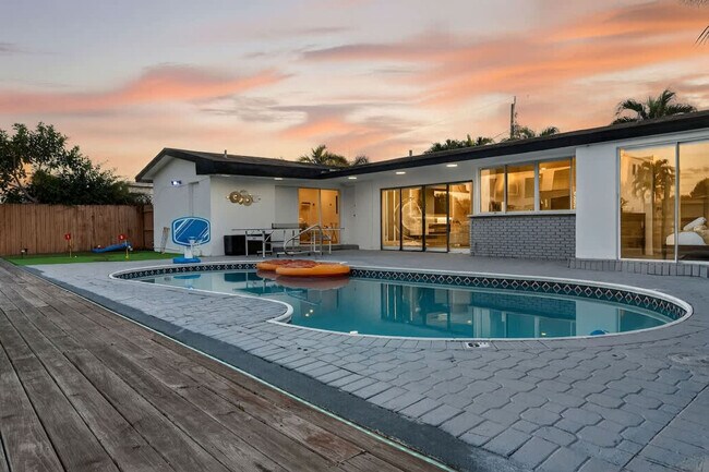 Building Photo - 2365 NE 195th St