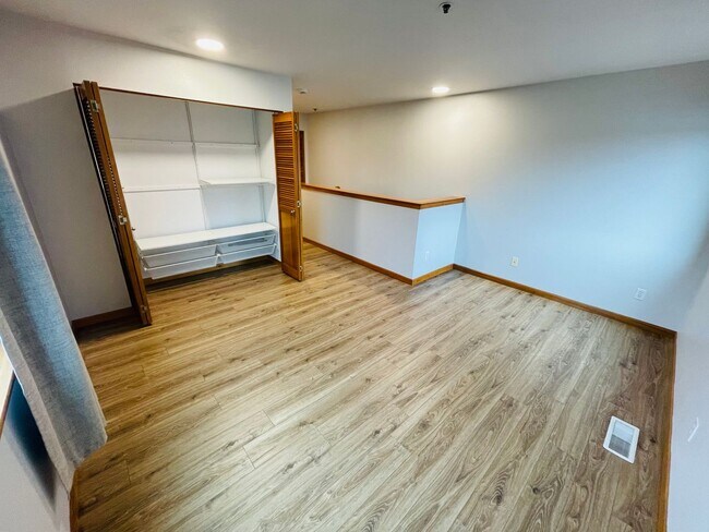 Building Photo - Top Floor 1bdrm Condo with River Views and Private Deck | FREE reserved parking Included!