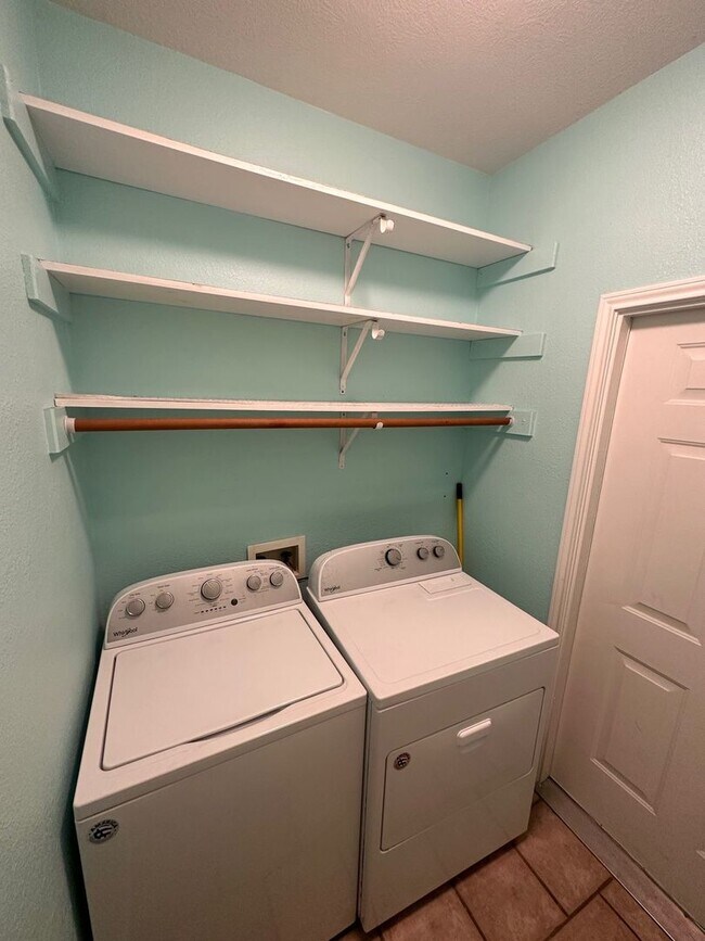 Building Photo - 115 Suncrest