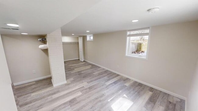 Building Photo - 601 W Hoover Ave