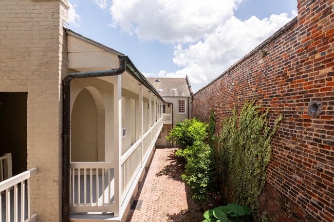 Building Photo - 1018 Bienville St
