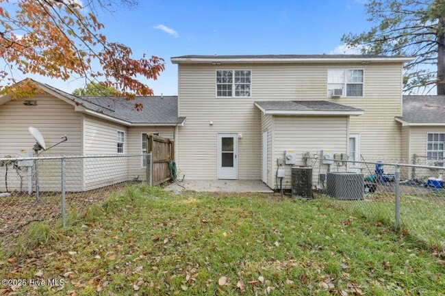 Building Photo - Updated Townhome In Hunters Creek