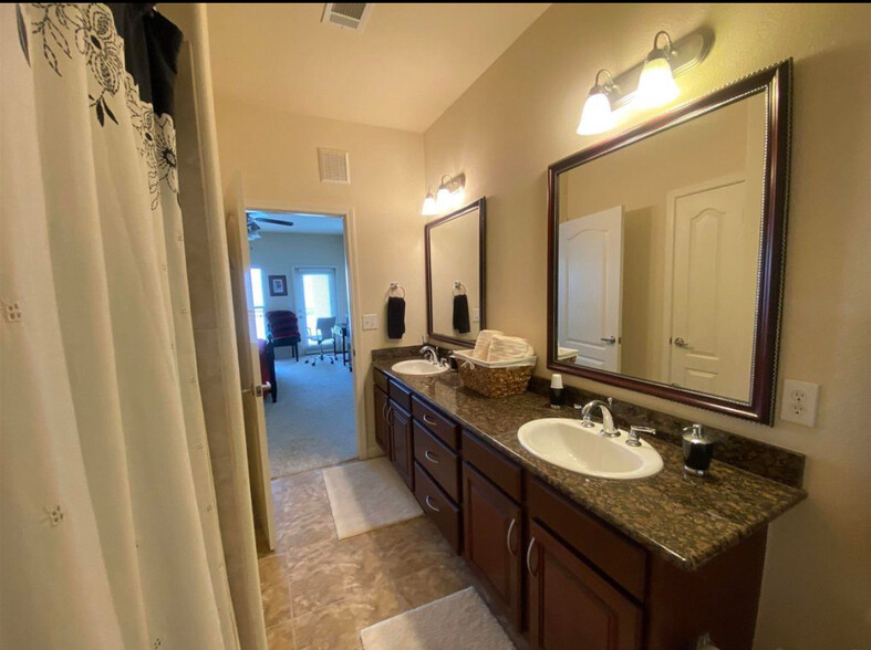 Double Vanity in Master Bath - 1085 Shop Rd