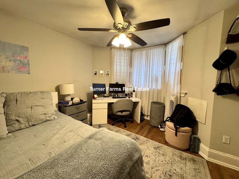 Building Photo - 717 Parker St