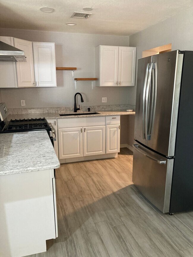 Building Photo - Updated House