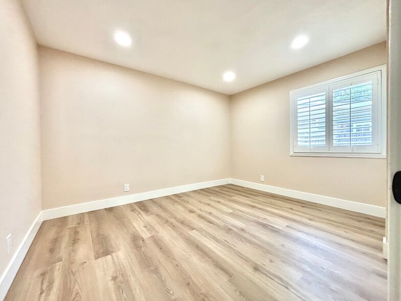 Building Photo - 2013 Victoria