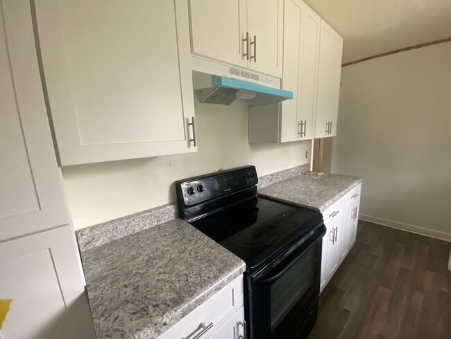 Building Photo - Cozy 3 bedrooms with charming kitchen upda...