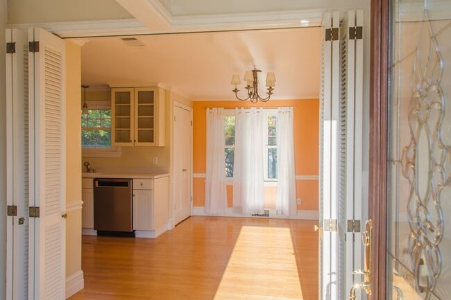 Building Photo - 2bd/1ba Seattle Home