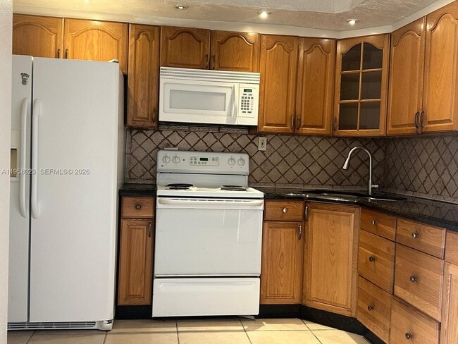 Building Photo - 9120 Fontainebleau Blvd