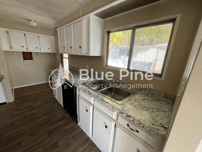 Building Photo - 925 Wilson Ave