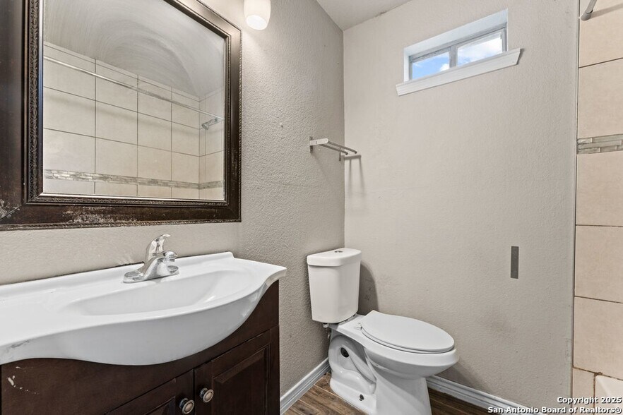 Building Photo - 315 Pool Dr