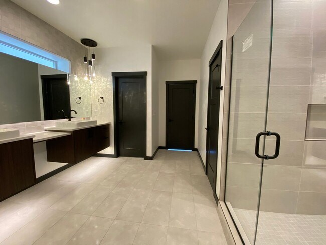 Building Photo - Close to Micron, 3 Bedroom 3 bath w/ a Million Dollar View!