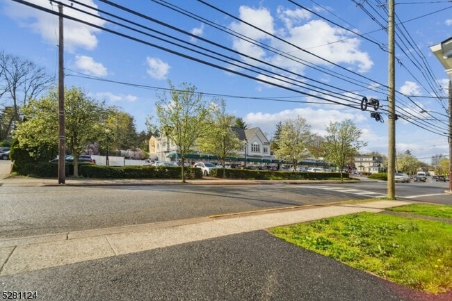 Building Photo - 143 Valley Rd