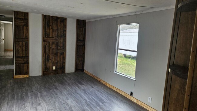 Building Photo - 2 bed 1 bath mobile home for rent