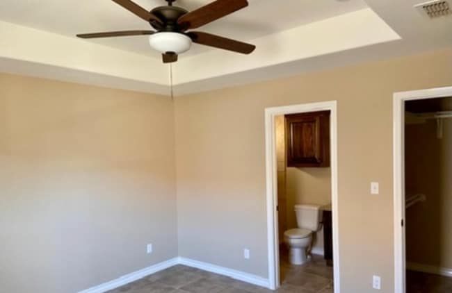 Building Photo - 2017 Treasure Oaks Dr