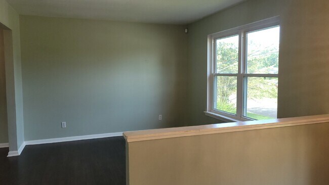 Building Photo - Spacious 4BR Home | Fenced Yard | Pet-Frie...