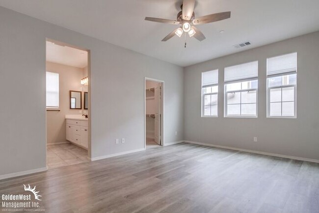 Building Photo - Stunning 3Bdm 2.5Ba Townhome in the Montec...