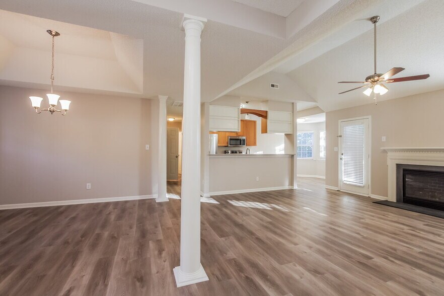 Building Photo - 4020 River Falls Dr