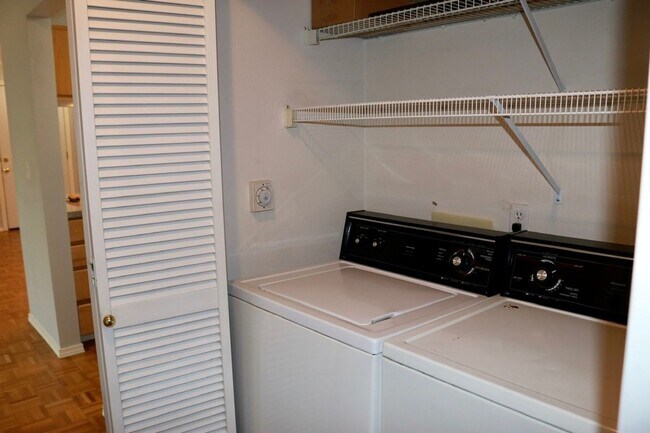 Building Photo - Two Bedroom/Two bath Capitol Hill Condo - ...
