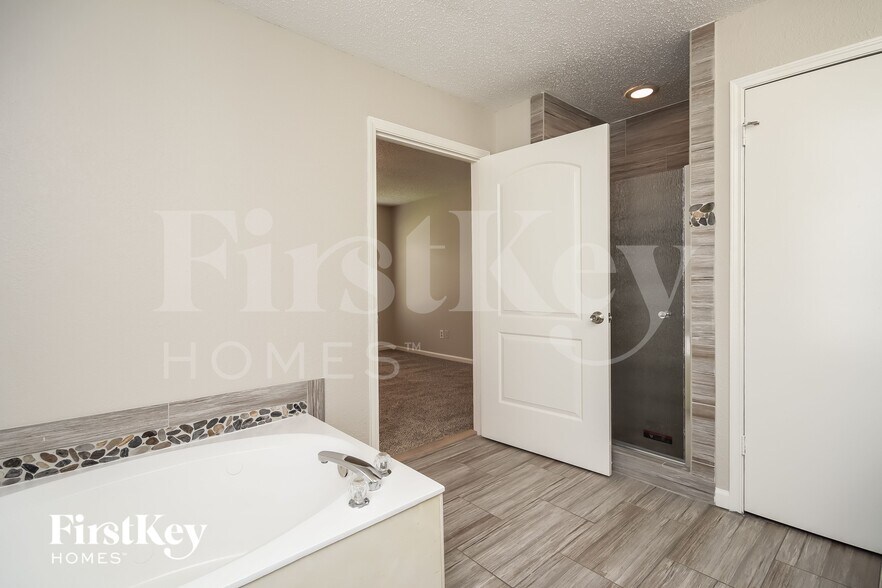Building Photo - 4004 Ashwood Dr