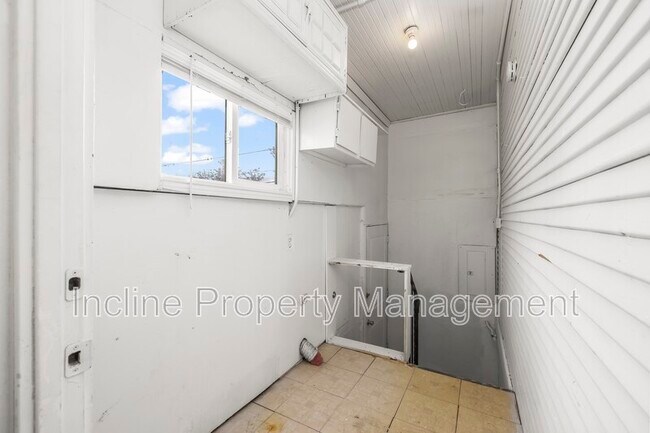 Building Photo - 2310 S Green St