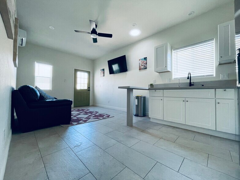 Building Photo - 53670 Avenida Velasco