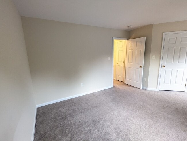 Building Photo - Townhouse in Spring Ridge community - OAKDALE school district - available before the holidays!