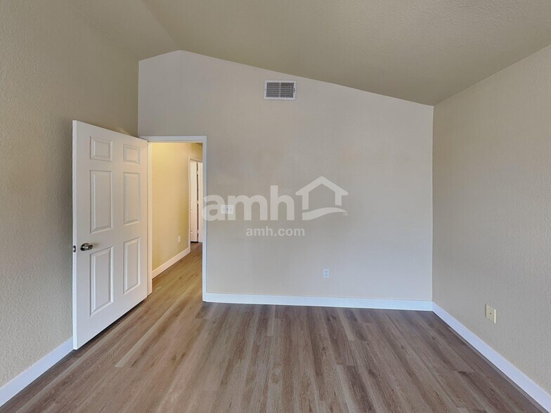 Building Photo - 9563 Lavarun Ct