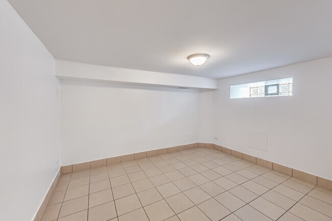 Building Photo - 1138 W Addison St