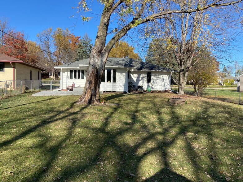 Building Photo - 1215 Grove St