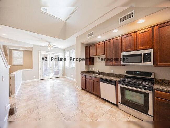 Building Photo - 563 W 6th St