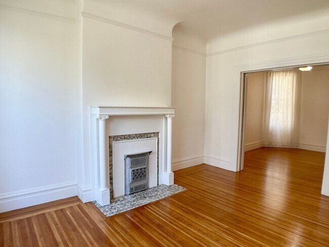 Building Photo - REMODELED 1BR. IN-UNIT LAUNDRY! Dishwasher...