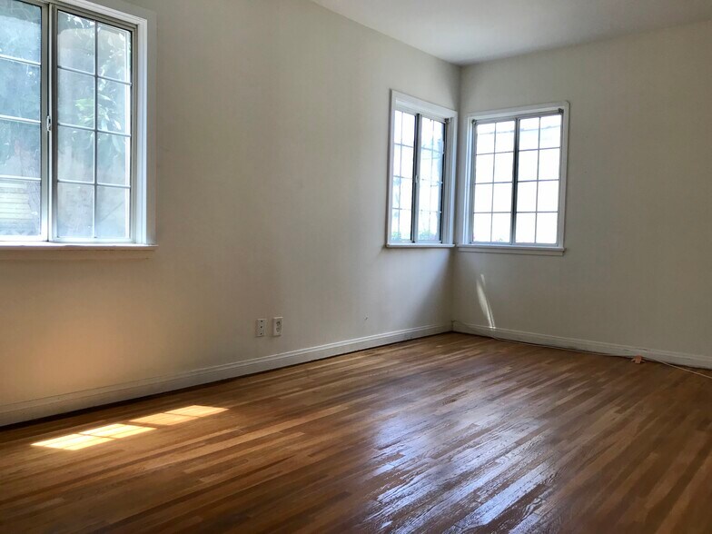 Master Bedroom - 5362 Monroe St