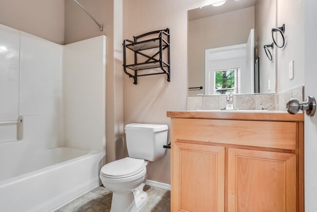 Building Photo - 3 bed, 3.5 bath townhouse in McKenzie Ridg...