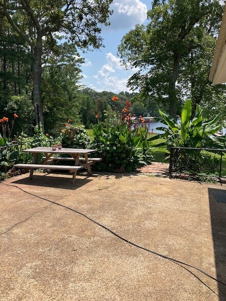 Patio an lake - 1014 Sailclub Rd