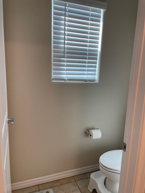 Primary bathroom toilet room - 365 Rosefinch St