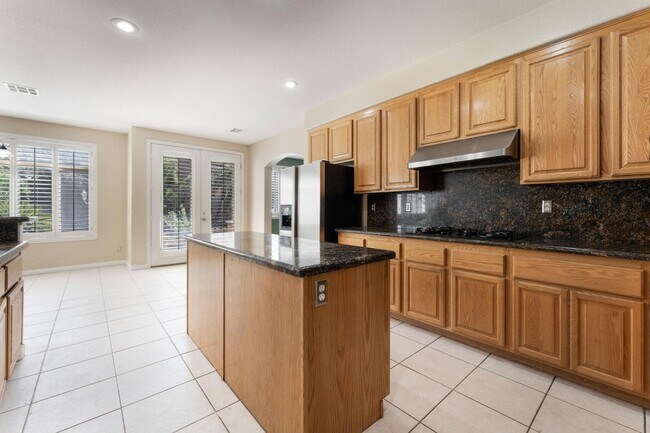 Building Photo - Luxurious Home in Gated Community