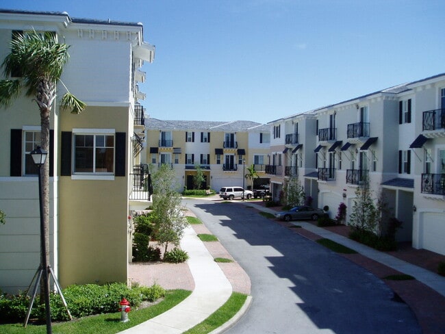 Building Photo - 542 NW 39th Cir