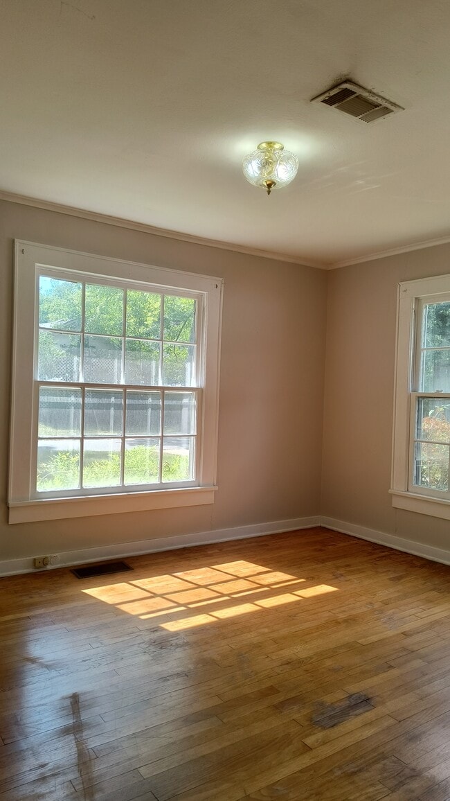 Building Photo - 1215 S Elm St