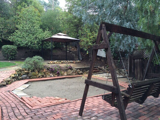 Building Photo - Charming 3 Bedroom 2 Bath Martinez Home w/...